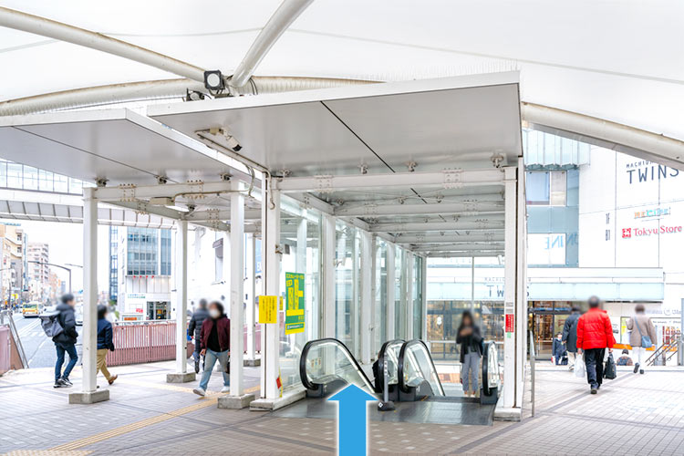 右手に見えてくるエスカレーターに乗ります。