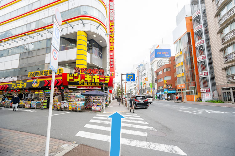 ドン・キホーテの交差点を直進します。