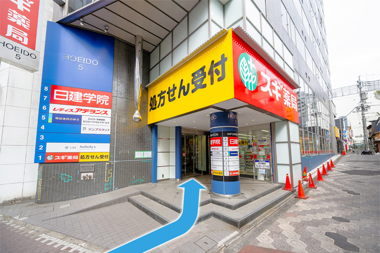 1階にスギ薬局様が入っている建物に入ります。