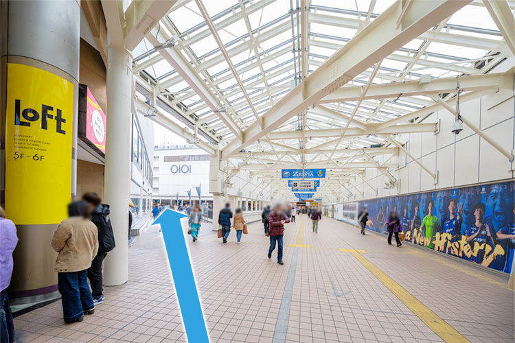 Y字路の左方向へ進みます。