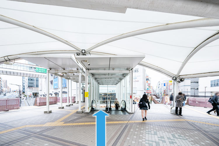 正面に見えてくるエスカレーターに乗ります。