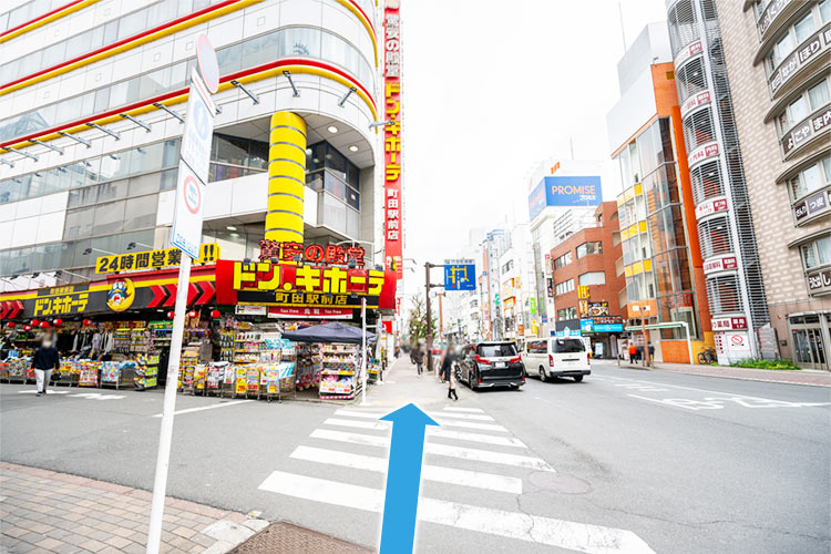 ドン・キホーテの交差点を直進します。